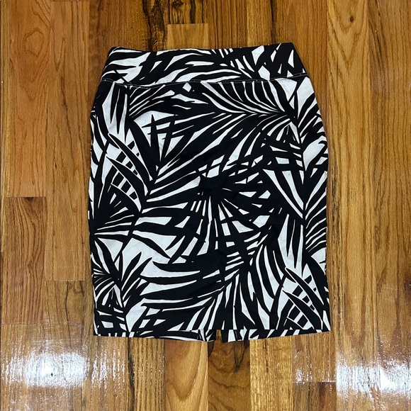 Alfani Black and Cream Leaf Print Pencil Skirt - Picture 1 of 3